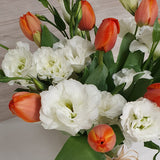 Florero de Tulipanes y Lisianthus – Elegancia Lista para Disfrutar