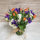 Florero de Lisianthus, Iris y Tulipanes – Tres Flores, Un Solo Regalo