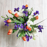 Florero de Lisianthus, Iris y Tulipanes – Tres Flores, Un Solo Regalo