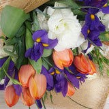 Ramo de Lisianthus, Iris y Tulipanes – Regala Flores Frescas para Ocasiones Especiales
