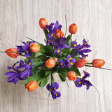 Florero de Iris y Tulipanes – Azul y Color en Arreglo con Florero de Vidrio