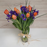 Florero de Iris y Tulipanes – Azul y Color en Arreglo con Florero de Vidrio