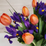 Florero de Iris y Tulipanes – Azul y Color en Arreglo con Florero de Vidrio