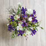 Florero de Iris y Lisianthus – Azul y Blanco en Arreglo con Florero de Vidrio