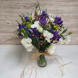 Florero de Iris y Lisianthus – Azul y Blanco en Arreglo con Florero de Vidrio