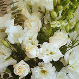 Caja Redonda de Lisianthus y Rosas Blancas – Regalo Delicado a Domicilio