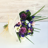 Ramo de Lisianthus, Iris y Brassicas – Contraste Elegante para Regalar