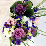 Ramo de Lisianthus, Iris y Brassicas – Contraste Elegante para Regalar
