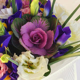 Ramo de Lisianthus, Iris y Brassicas – Contraste Elegante para Regalar