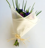 Ramo de Lisianthus, Iris y Brassicas – Contraste Elegante para Regalar