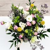 Florero Surtido de Temporada en Tonos Pastel – Flores Frescas Listas para Regalar