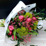 Ramo de Tulipanes Rosados y Mix Verde – Colores y Texturas para un Regalo Especial
