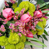 Ramo de Tulipanes Rosados y Mix Verde – Colores y Texturas para un Regalo Especial