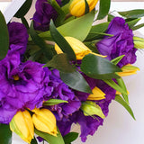 Ramo de Tulipanes Amarillos y Lisianthus Morados – Elegancia y Color en Tercera Edición