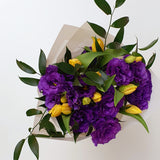 Ramo de Tulipanes Amarillos y Lisianthus Morados – Elegancia y Color en Tercera Edición