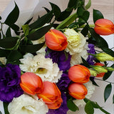 Ramo de Tulipanes Naranjos y Lisianthus Mix – Frescura y Elegancia para Regalar