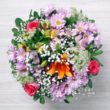Arreglo Primavera Rosado – Flores Frescas del Día con Base Metálica