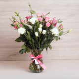 Florero de Lisianthus Rosados – Delicadeza y Romanticismo en Vidrio
