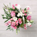 Florero de Lisianthus Rosados – Delicadeza y Romanticismo en Vidrio