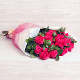 Ramo de Rosas Fucsias – Intensidad y Carácter en Rosas Ecuatorianas