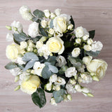 Ramo Lisianthus y Rosas Blancas– Un ramo que le da elegancia a tu casa