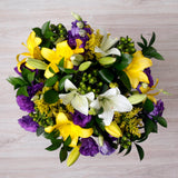 Florero Lisianthus Morado y Amarillo – Sofisticación y Color Listo para Regalar
