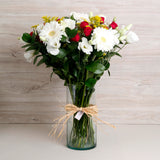 Florero de Gerberas Blancas y Flores Surtidas– Contraste Clásico en Florero de Vidrio