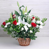 Canasto de Rosas Rojas y Blancas – Regalo Clásico con Flores Frescas de Temporada