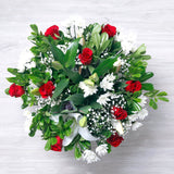 Canasto de Rosas Rojas y Blancas – Regalo Clásico con Flores Frescas de Temporada