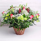 Canasto de Rosas Bicolor – Flores Frescas en Canasto de Mimbre
