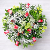 Canasto de Rosas Bicolor – Flores Frescas en Canasto de Mimbre