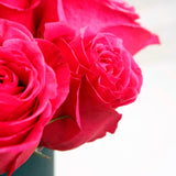 Caja Redonda de Rosas Fucsias – Intensidad y Estilo para Regalar