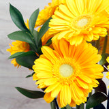 Arreglo de Gerberas Amarillas – Energía y Alegría con Base Metálica