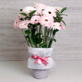 Arreglo de Gerberas Rosadas – Frescura y Color con Base Metálica