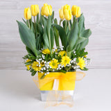 Arreglo de Tulipanes Amarillos – Alegría y Energía en Base Metálica