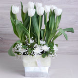 Arreglo de Tulipanes Blancos – Elegancia y Pureza en Base Metálica