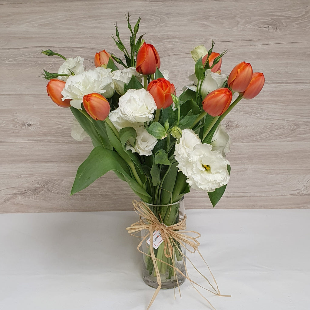Florero de Tulipanes y Lisianthus – Elegancia Lista para Disfrutar