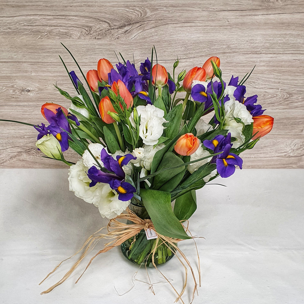 Florero de Lisianthus, Iris y Tulipanes – Tres Flores, Un Solo Regalo