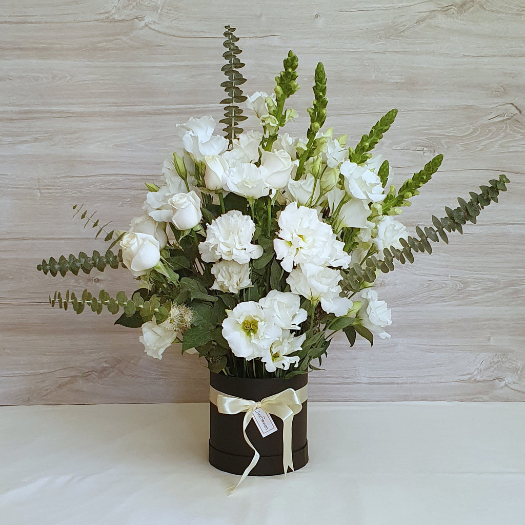 Caja Redonda de Lisianthus y Rosas Blancas – Regalo Delicado a Domicilio
