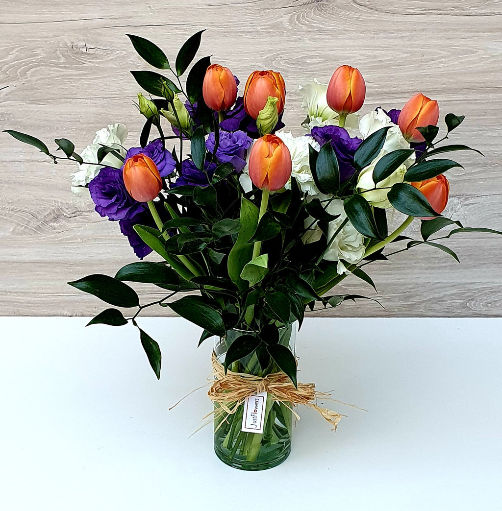 Florero de Tulipanes Naranjos y Lisianthus Mix – Segunda Edición Lista para Regalar