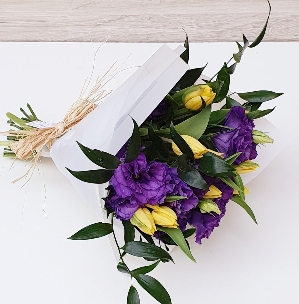 Ramo de Tulipanes Amarillos y Lisianthus Morados – Elegancia y Color en Tercera Edición