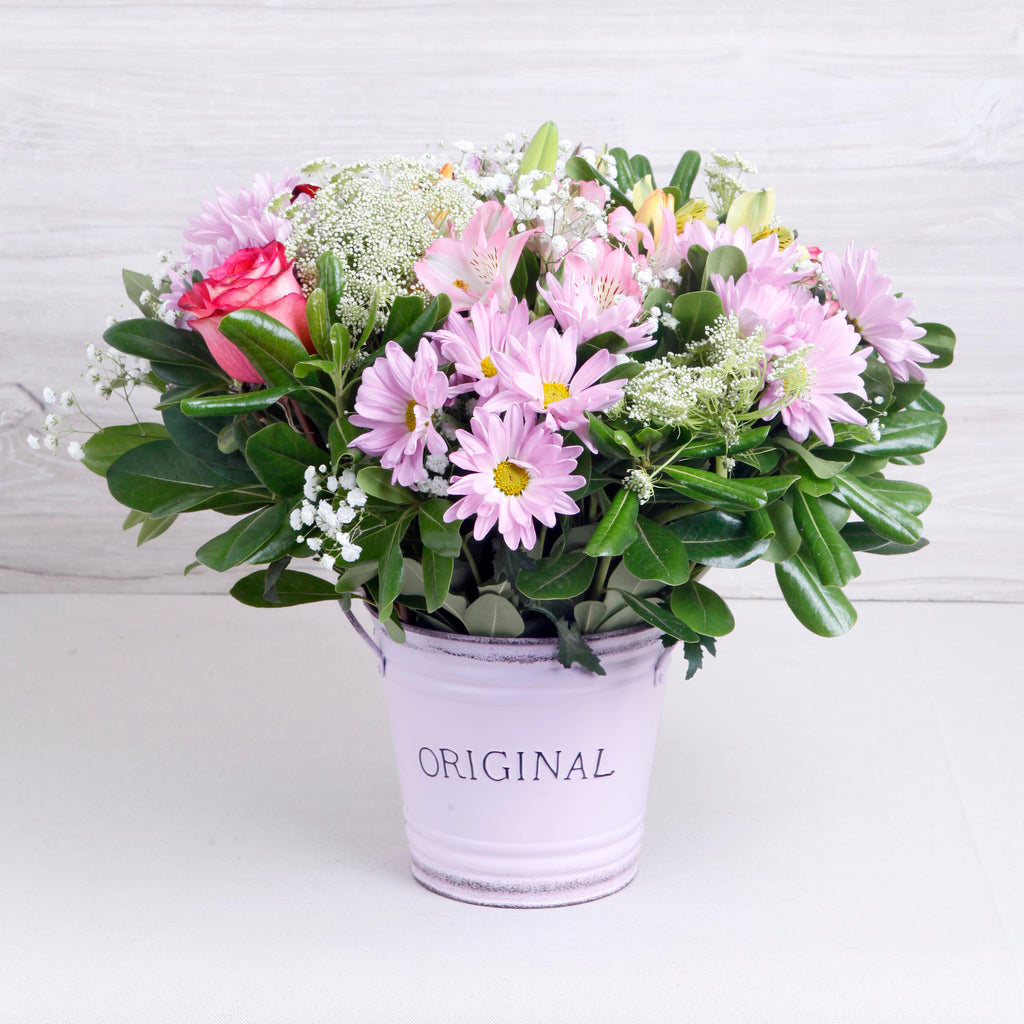Arreglo Primavera Rosado – Flores Frescas del Día con Base Metálica