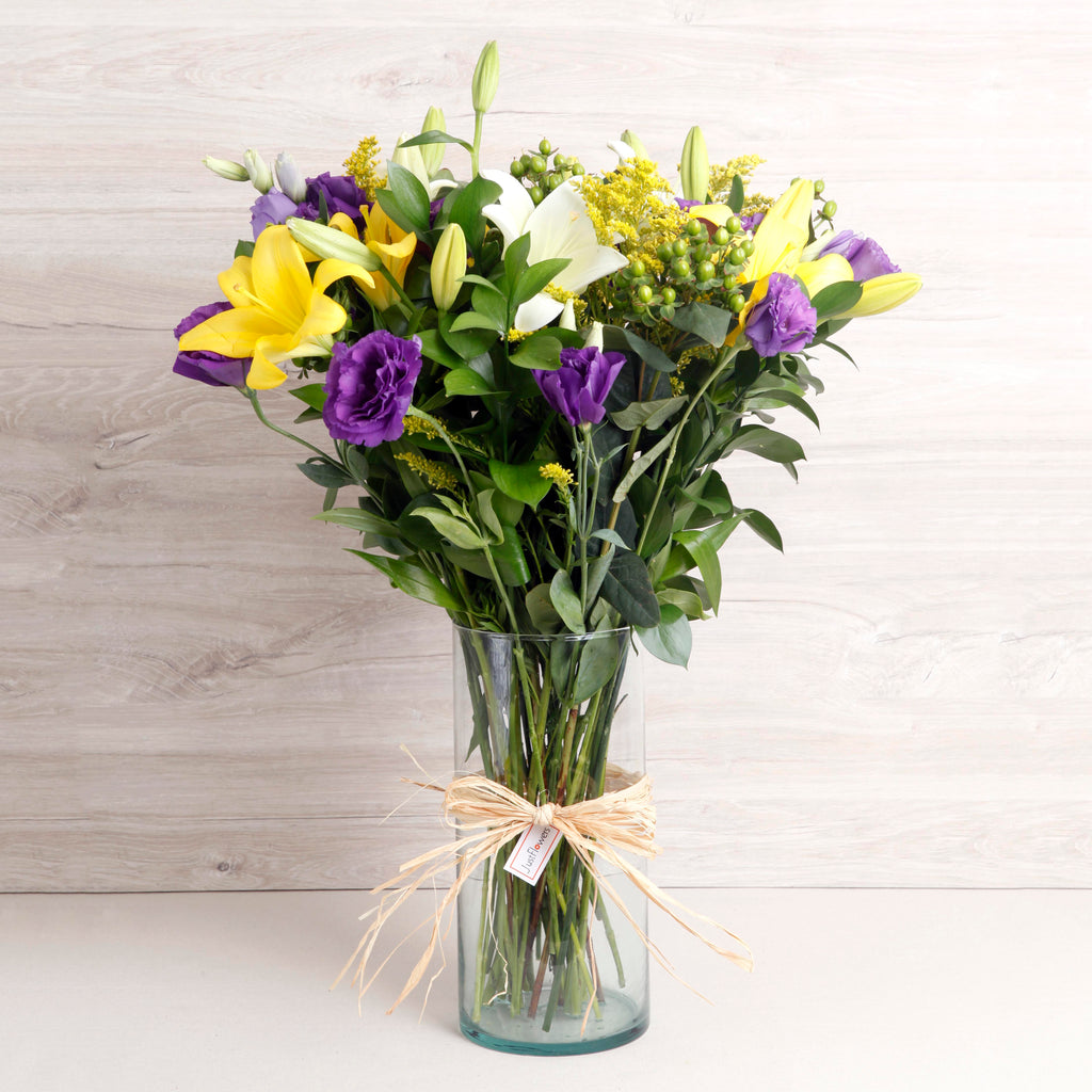 Florero Lisianthus Morado y Amarillo – Sofisticación y Color Listo para Regalar