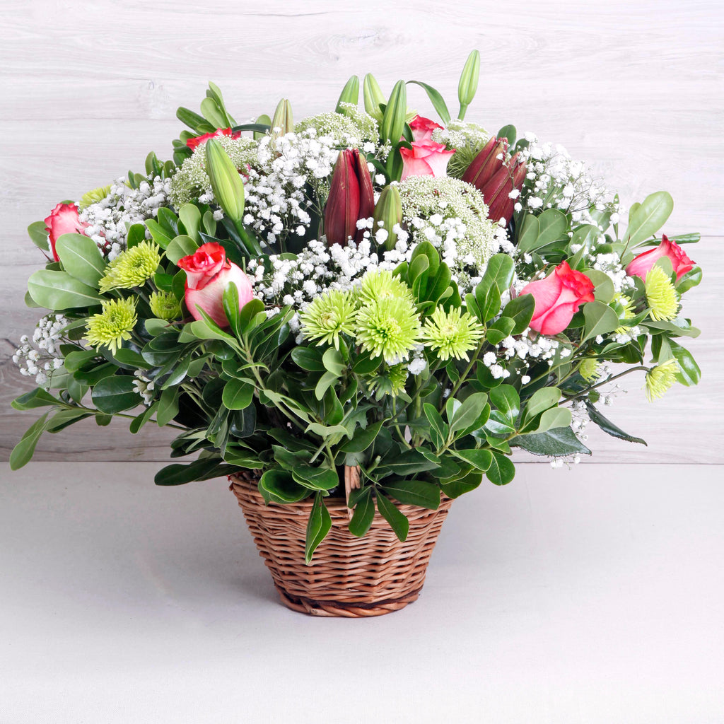 Canasto de Rosas Bicolor – Flores Frescas en Canasto de Mimbre
