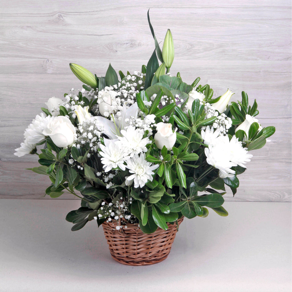 Canasto de Rosas Blancas – Pureza y Elegancia en Canasto de Mimbre