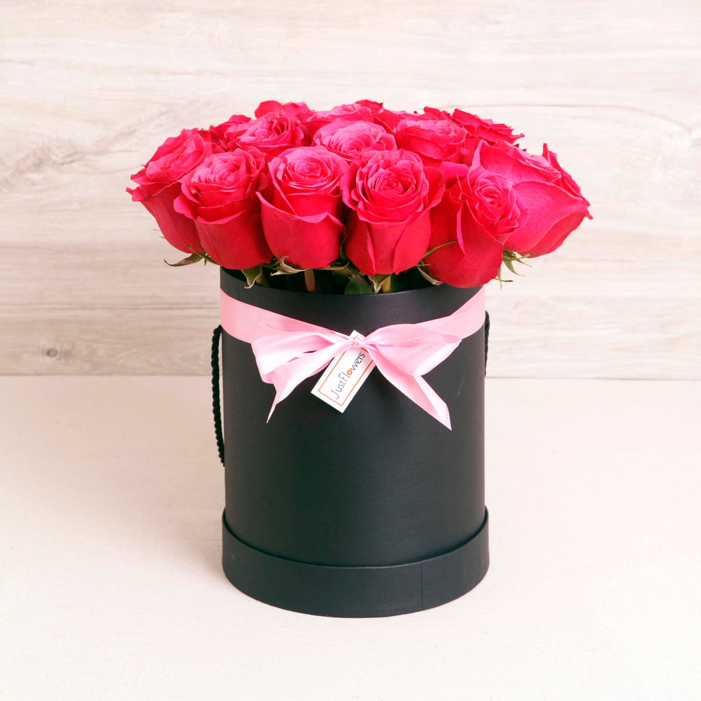 Caja Redonda de Rosas Fucsias – Intensidad y Estilo para Regalar