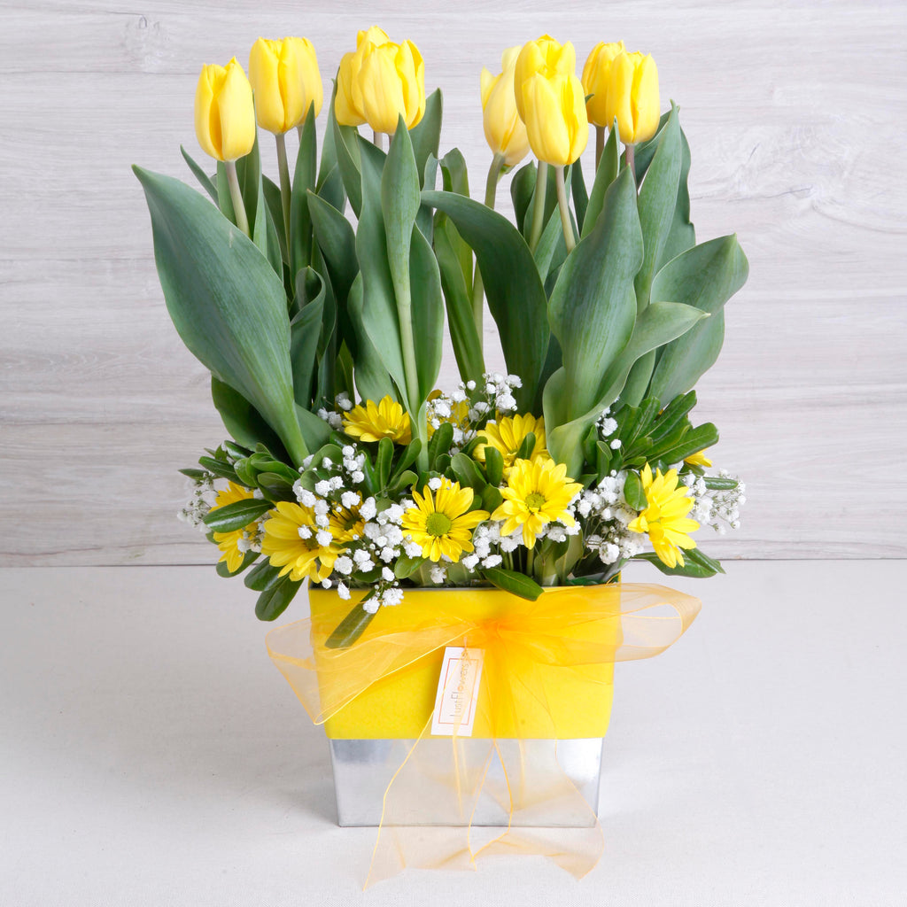 Arreglo de Tulipanes Amarillos – Alegría y Energía en Base Metálica