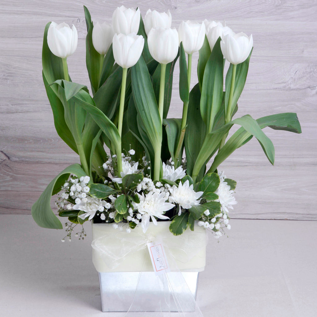 Arreglo de Tulipanes Blancos – Elegancia y Pureza en Base Metálica
