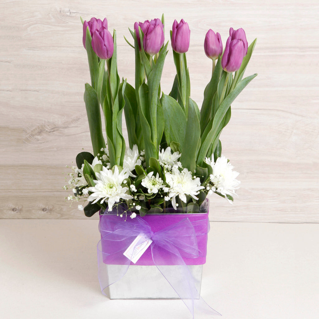 Arreglo de Tulipanes Morados – Sofisticación y Estilo con Base Metálica